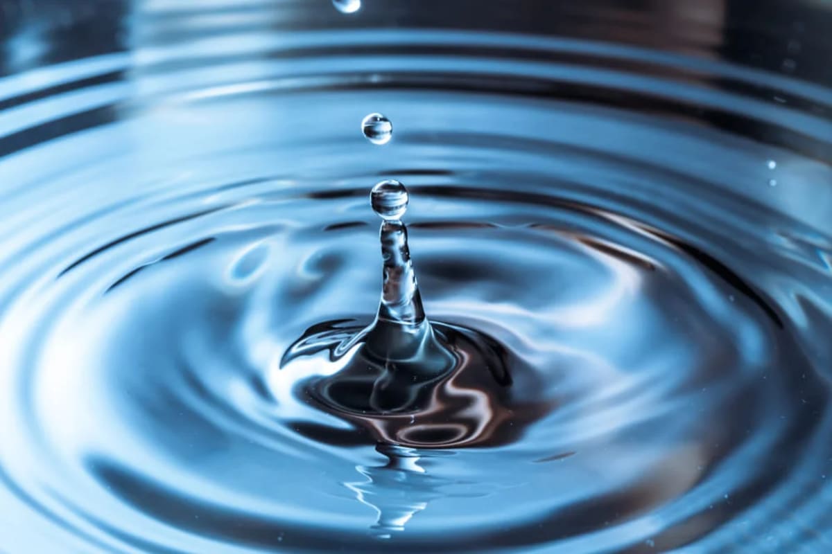 Gota de agua creando ondas en la superficie