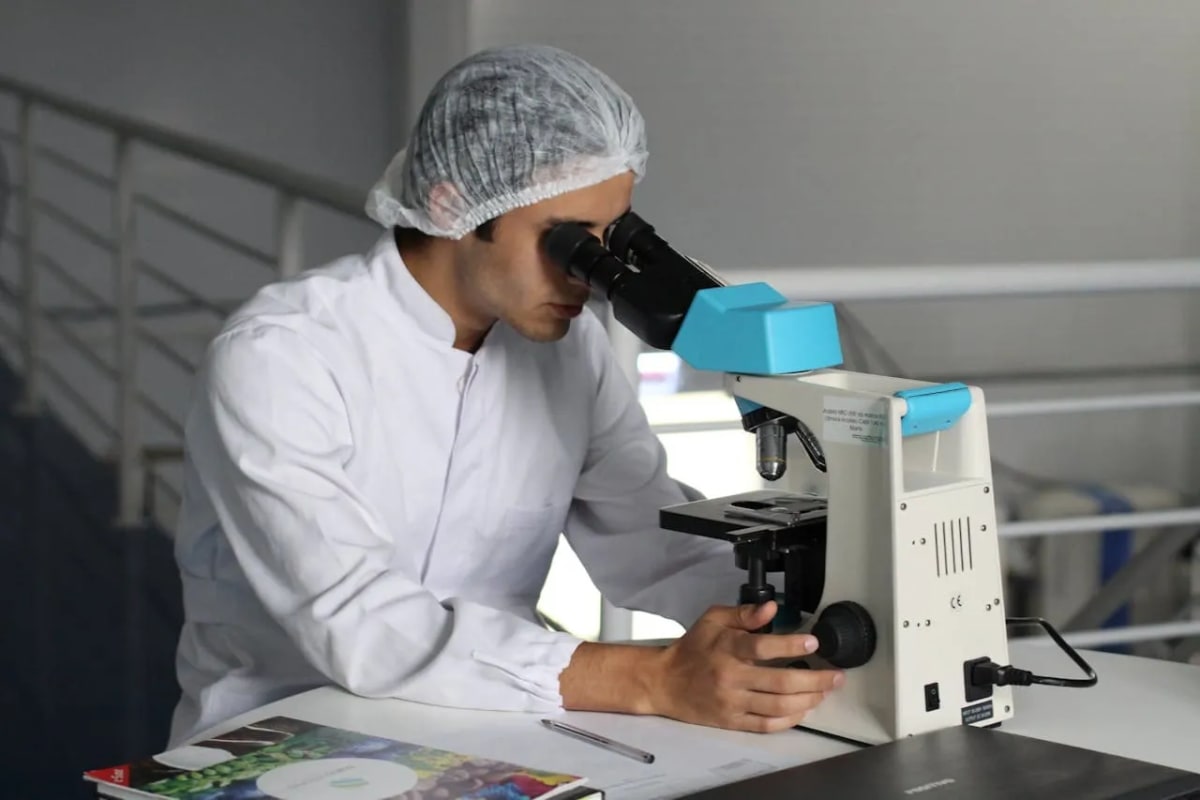 Un científico observando a través de un microscopio