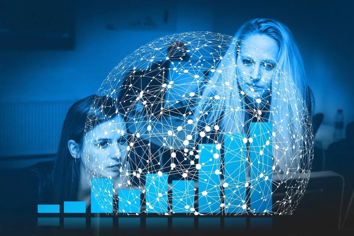 Dos mujeres observando las conexiones globales