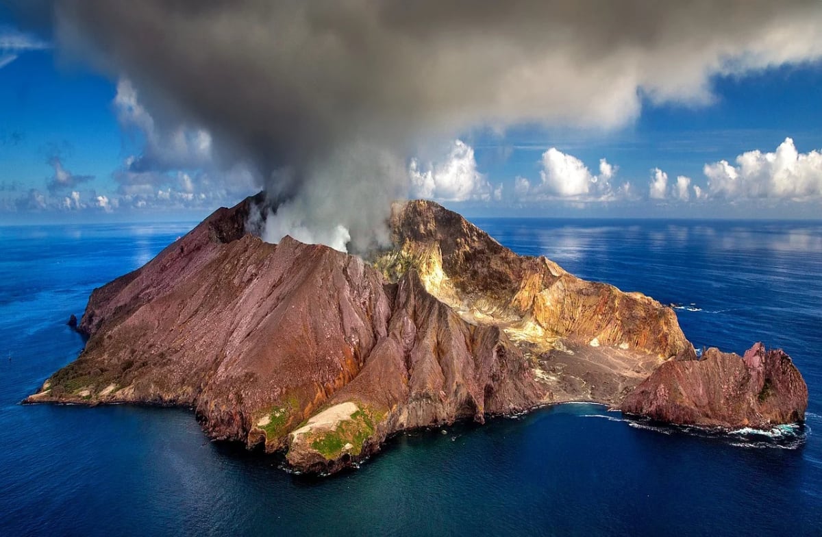 Imagen de el volcán Whakaari en Nueva Zelanda.