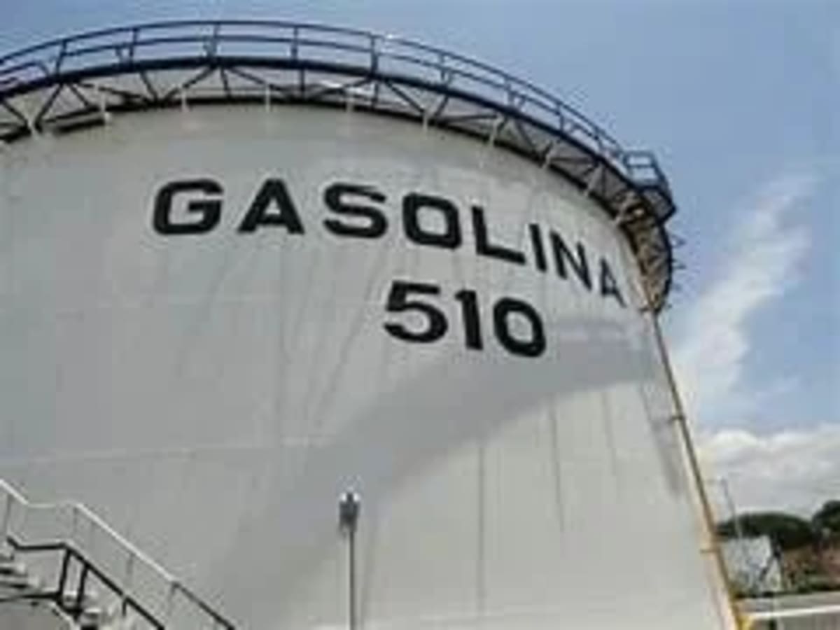 Gran tanque de gasolina con la palabra 'Gasolina 510', representando la reserva y almacenamiento de combustibles fósiles