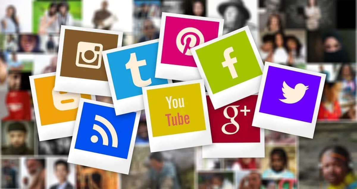 Logotipos de redes sociales populares sobre un fondo de fotografías de personas