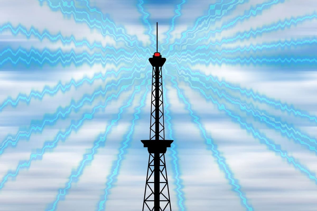 Representación de ondas de radio emitidas por una torre de transmisión en un cielo claro