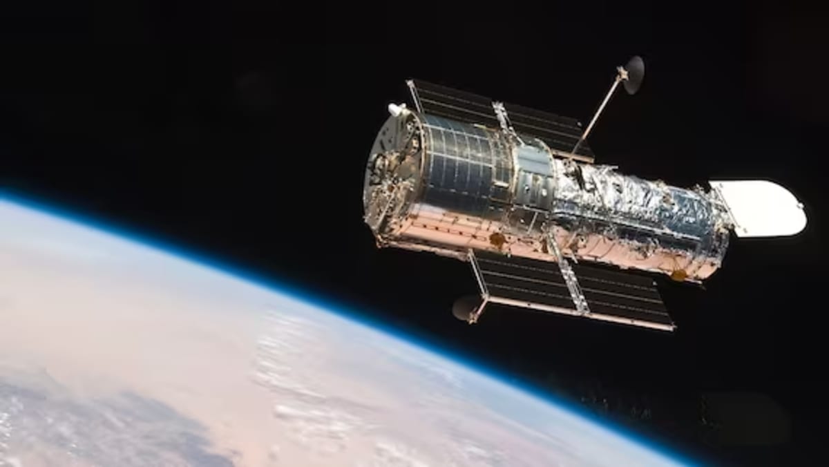 Imagen del telescopio espacial Hubble orbitando la Tierra, capturando datos sobre galaxias, estrellas y otros fenómenos cósmicos.