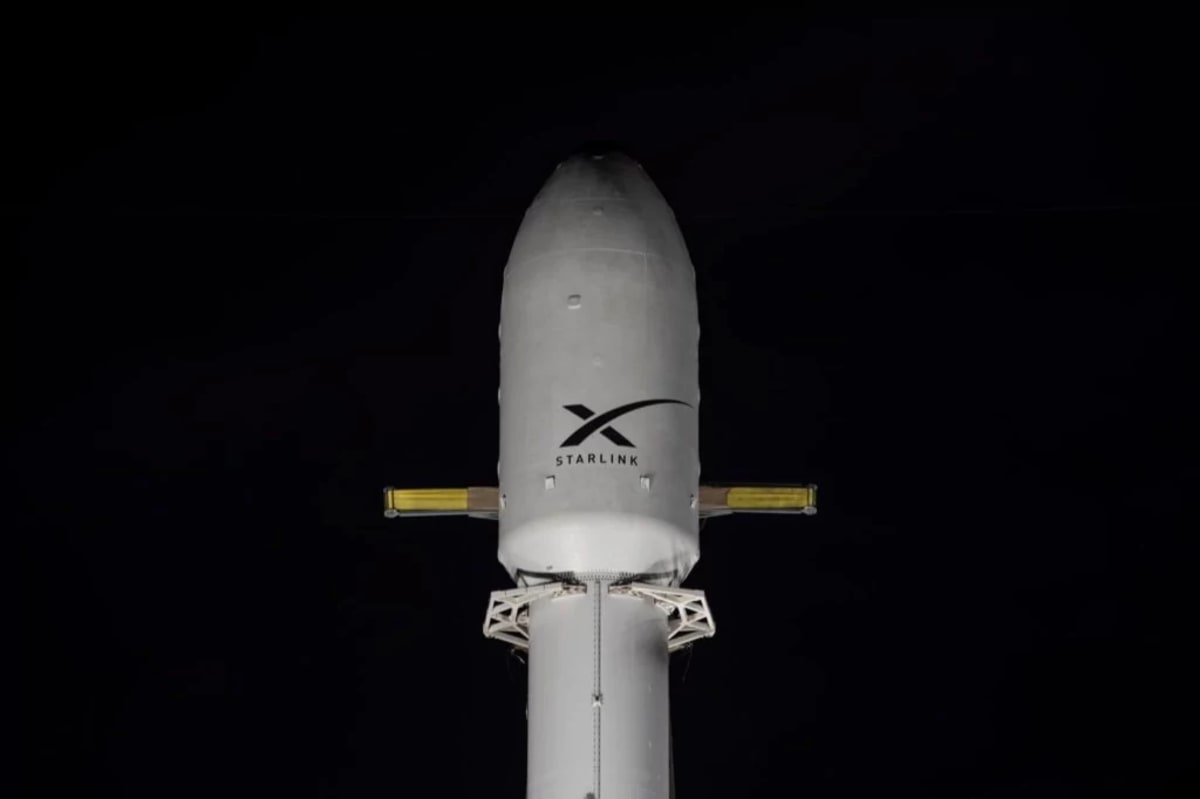 Primer plano de la cápsula Starlink acoplada al cohete Falcon 9 antes del lanzamiento.