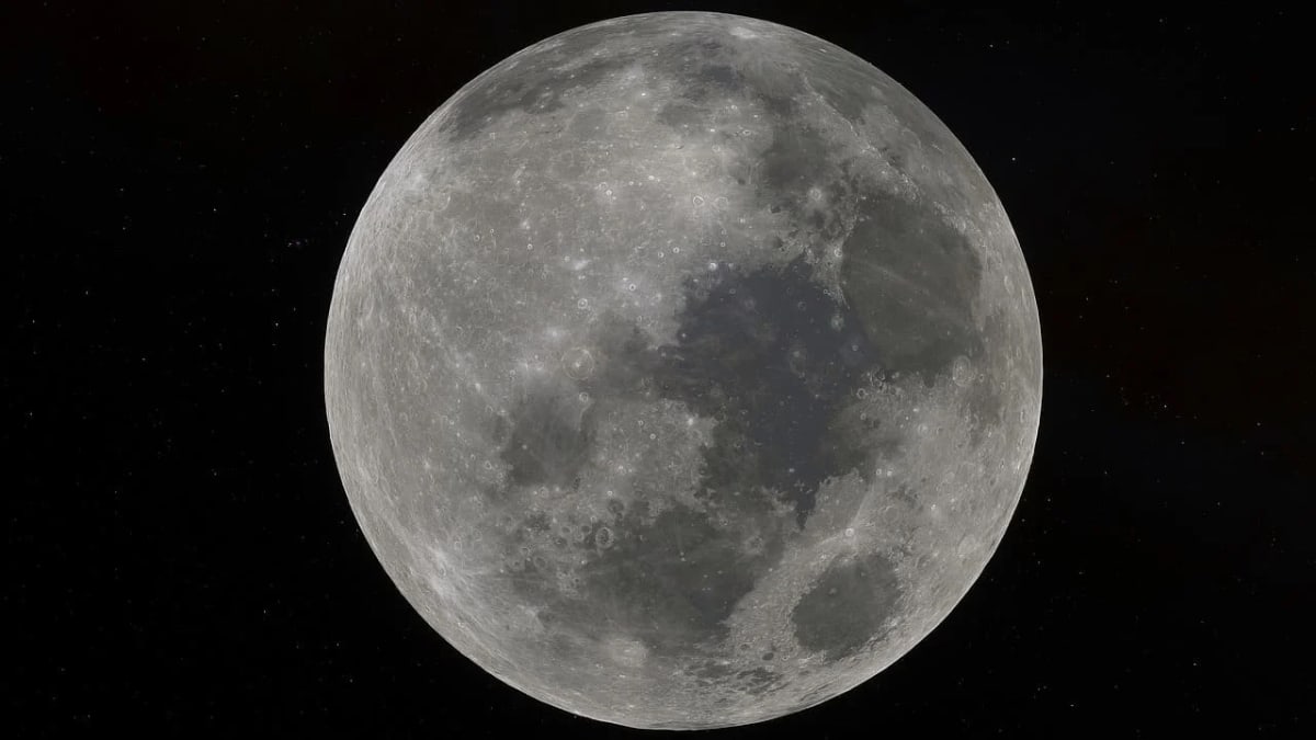 La Luna en detalle, mostrando cráteres y áreas oscuras de su superficie en el espacio.