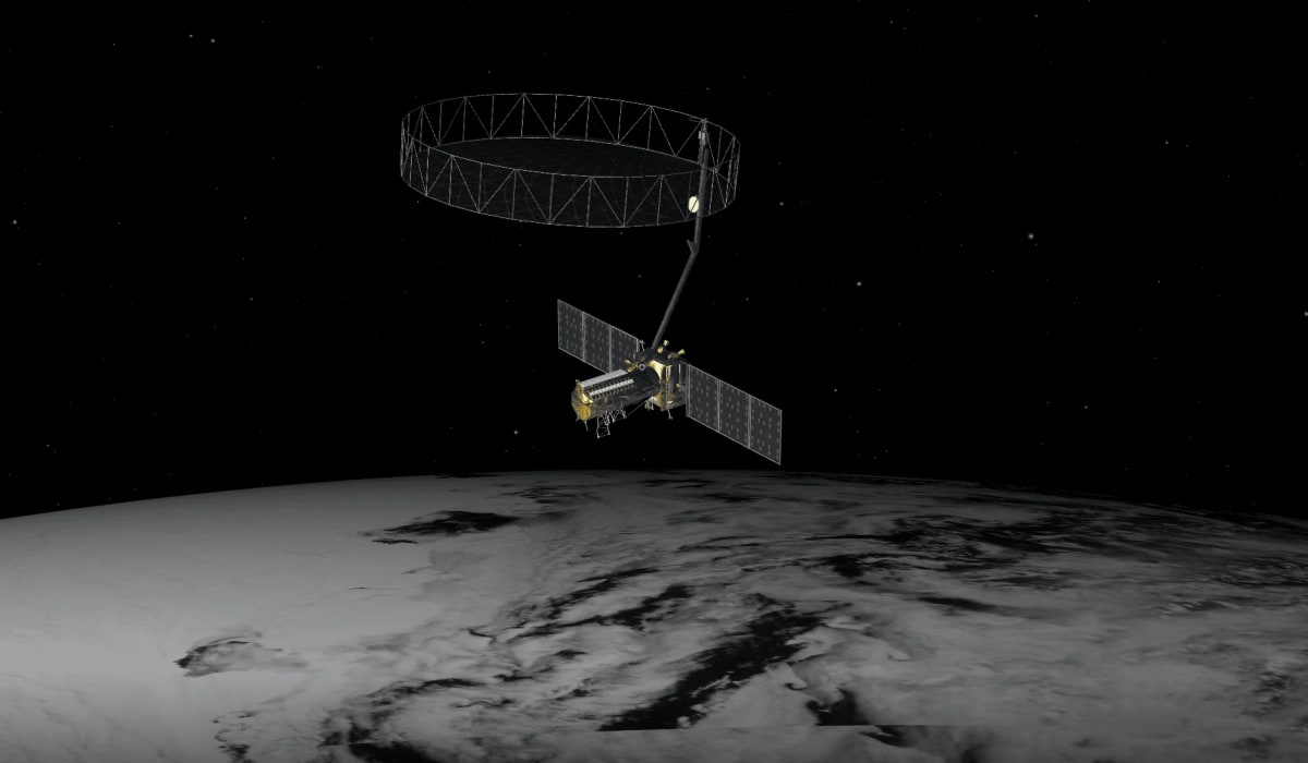 Representación artística del satélite NISAR orbitando la Tierra, equipado con tecnología avanzada de radar de apertura sintética (SAR) para la observación del planeta.