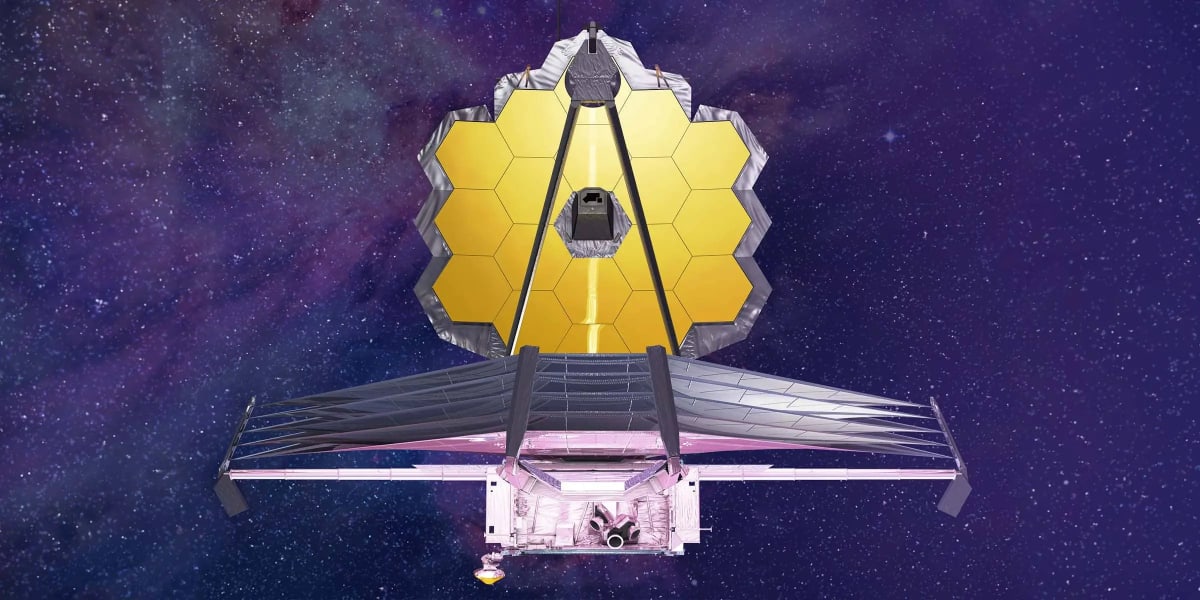 Vista frontal del Telescopio Espacial James Webb mostrando su distintivo espejo dorado y su escudo térmico en un fondo estrellado.