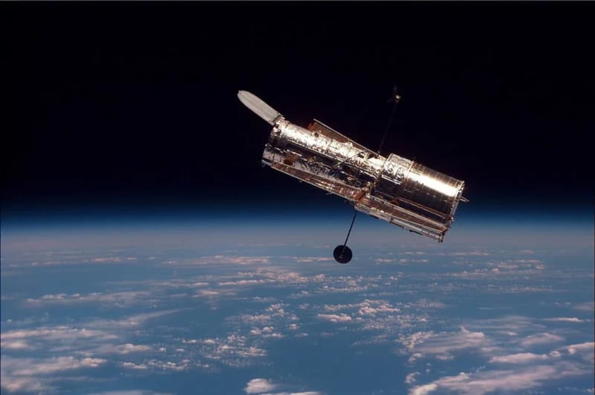 Telescopio espacial Hubble en órbita alrededor de la Tierra.