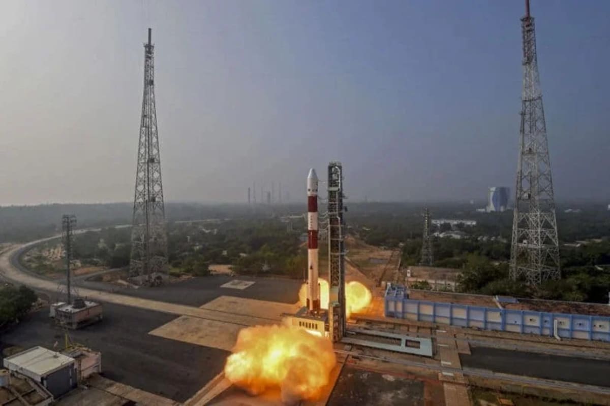 Imagen del cohete PSLV-C60 lanzado desde el Centro Espacial Satish Dhawan en India.