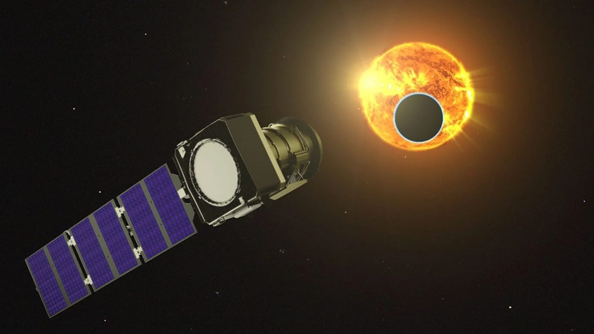 Una concepción artística de la misión Pandora observando una estrella y su exoplaneta en tránsito, mostrando la nave sin la manta térmica que la protegerá en el espacio.