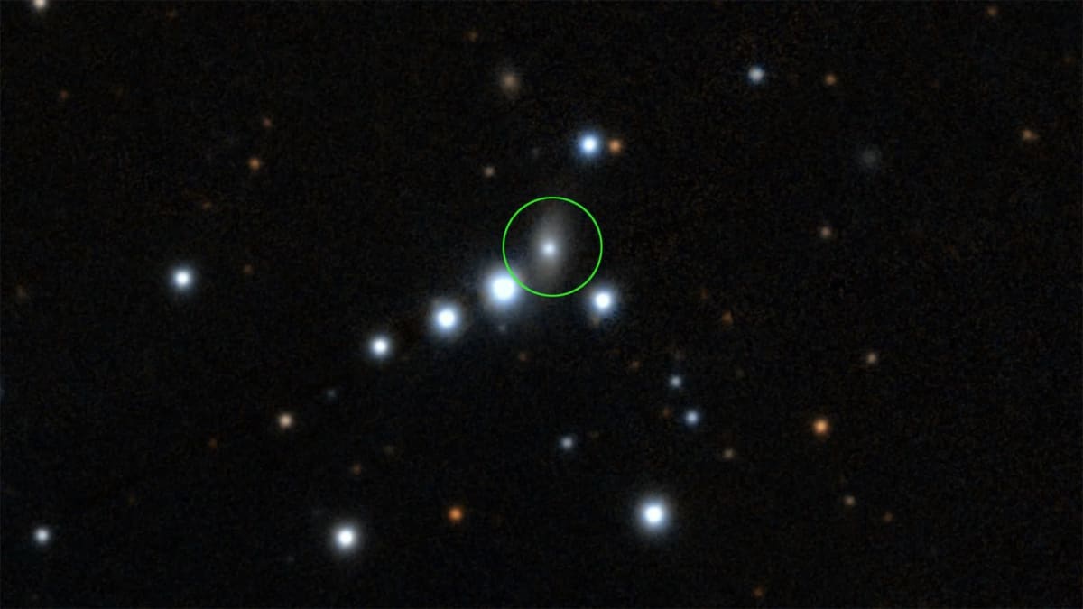 La galaxia activa 1ES 1927+654, rodeada por un círculo verde, muestra su ubicación en el cielo, destacando su actividad inusual desde 2018 y la reciente formación de chorros de plasma desde su agujero negro supermasivo.