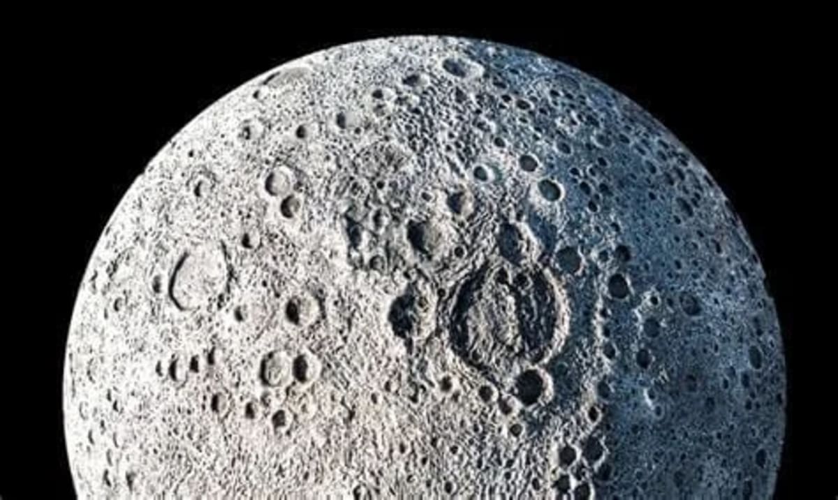 Una imagen de la cara oculta de la Luna capturada por una sonda espacial.