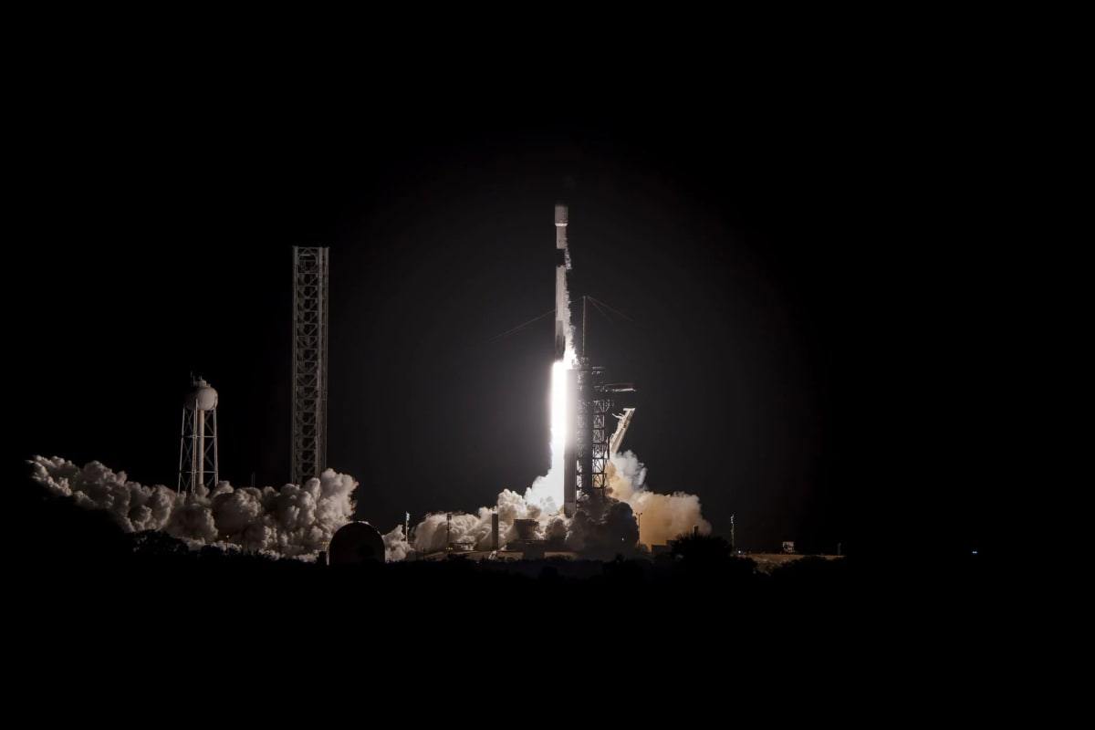 El cohete Falcon 9 de SpaceX durante el lanzamiento de la misión Starlink desde California.