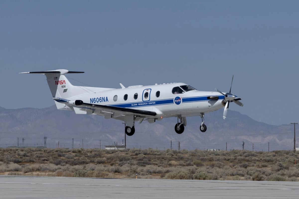 El avión Pilatus PC-12 de la NASA sobrevolando el Centro de Investigación Armstrong en un día despejado.