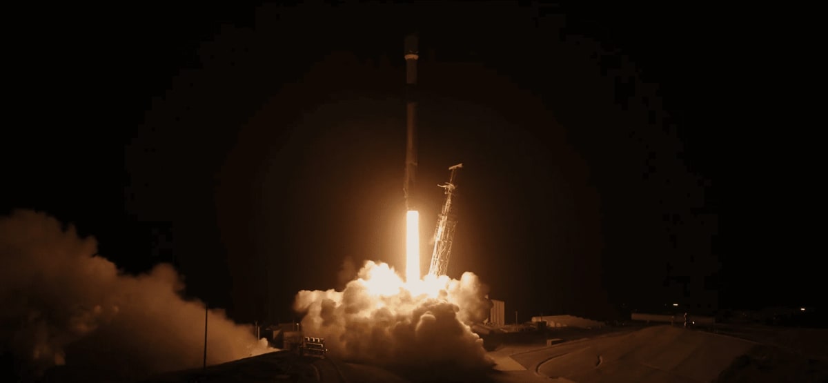 El cohete Falcon 9 despegando desde la Base de la Fuerza Espacial Vandenberg al amanecer.
