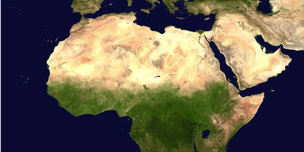 Vista panorámica del continente africano, destacando sus paisajes diversos y colores vibrantes desde una perspectiva aérea.