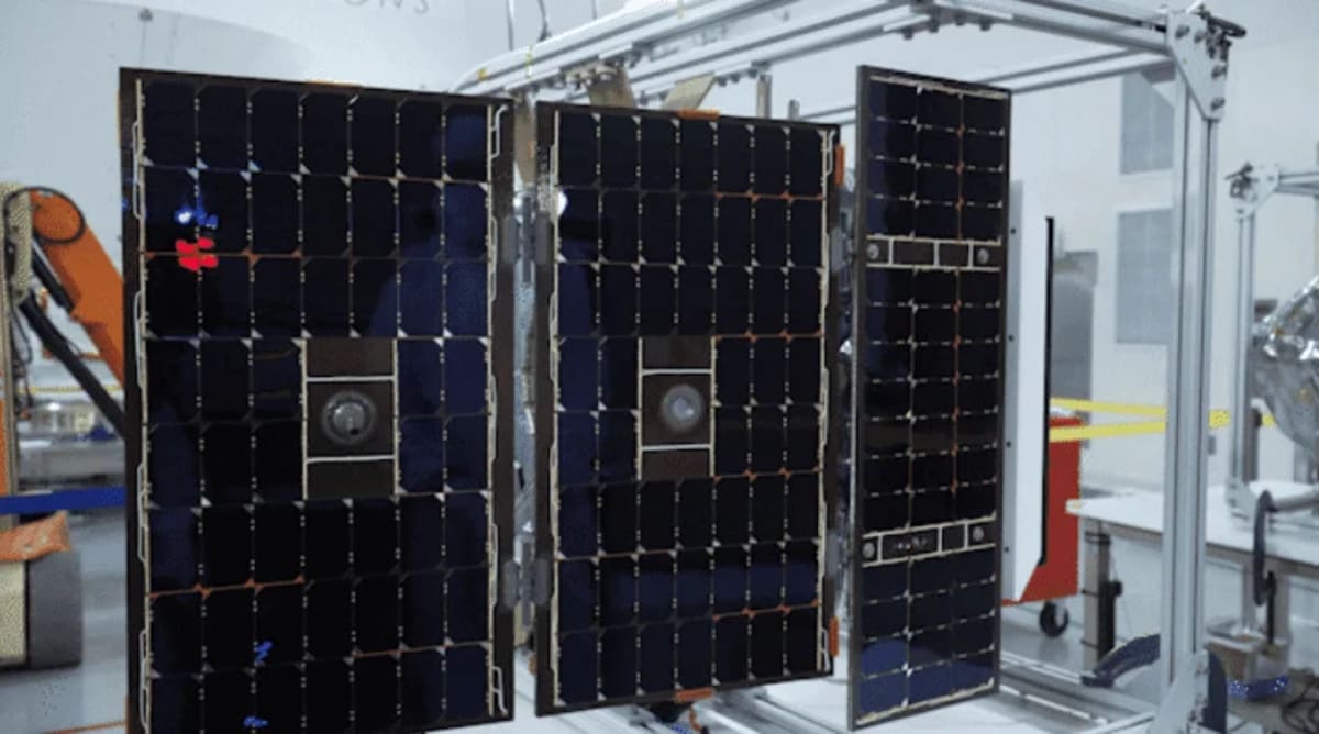 Paneles solares diseñados para la misión PUNCH en el espacio, desarrollados por la NASA.