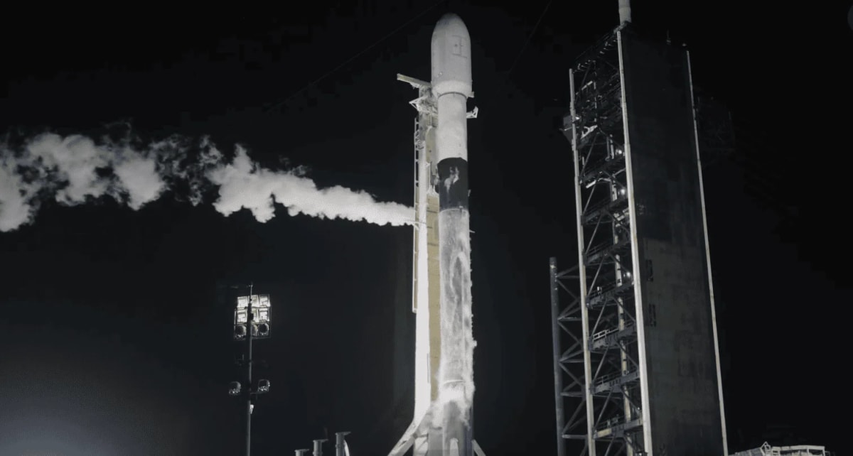 El cohete Falcon 9 en posición vertical en la plataforma de lanzamiento, listo para llevar el satélite SpainSat NG I a la órbita.