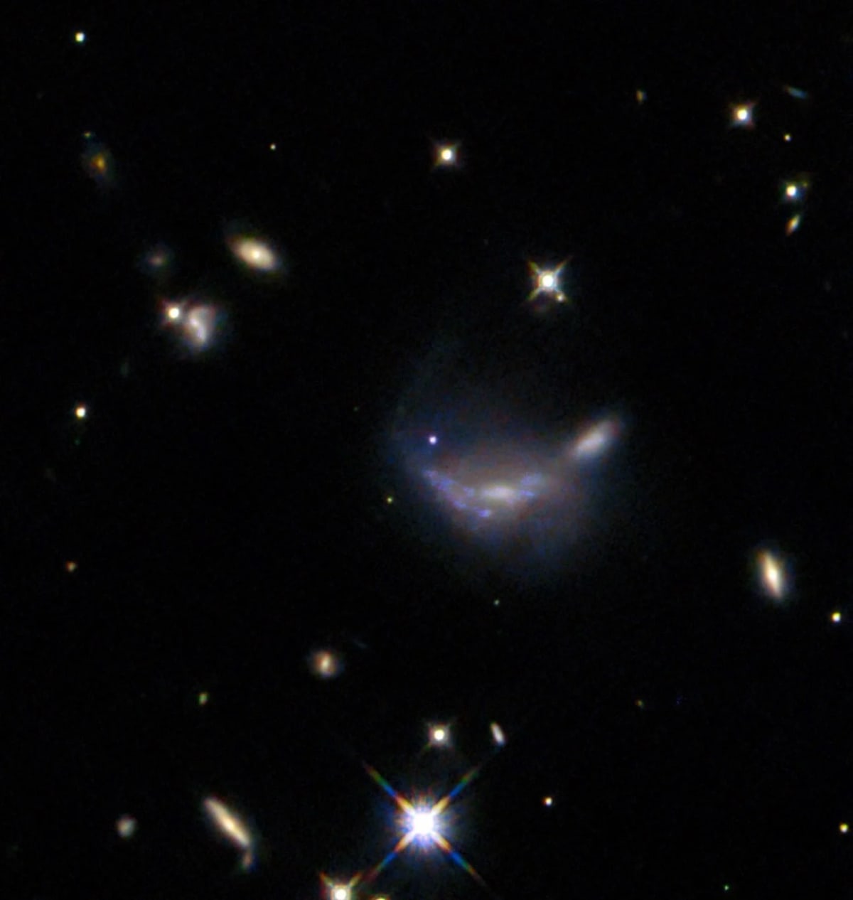 Supernova SN 2022aajn en la constelación de Géminis captada por el telescopio Hubble, visible como un punto azul brillante en una galaxia lejana.
