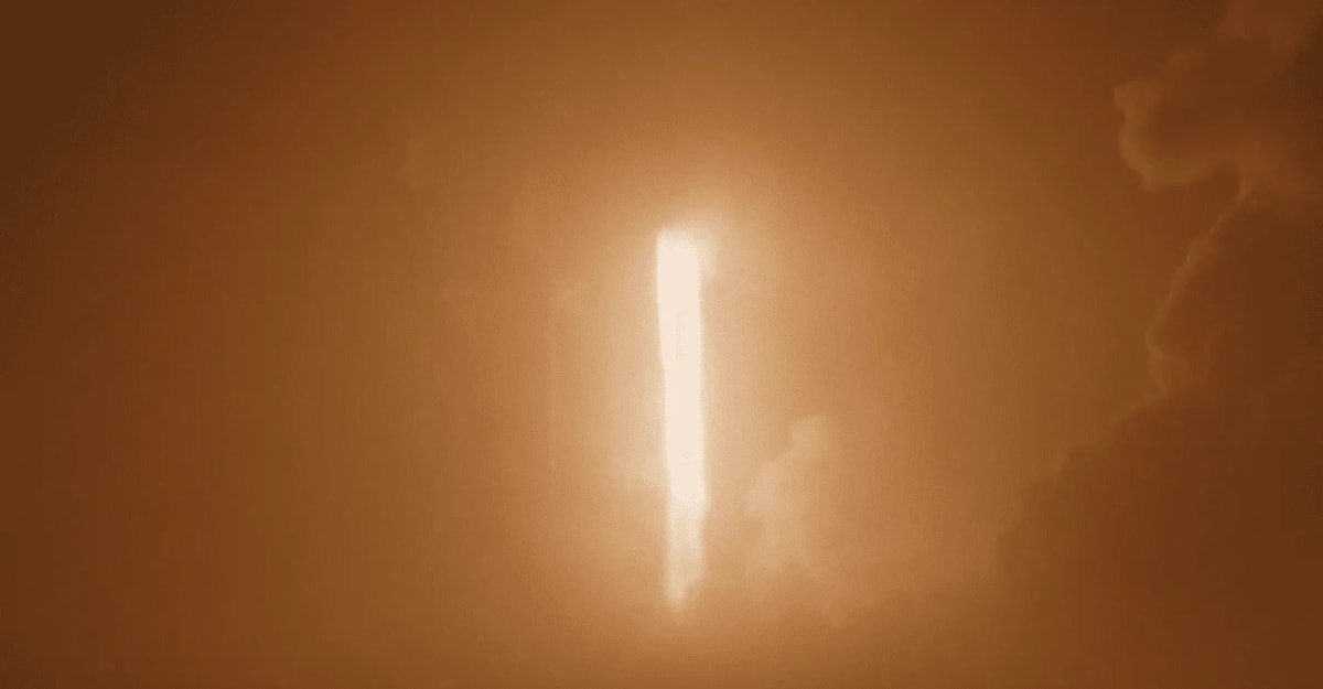 Despegue del cohete Falcon 9 iluminando el cielo durante el lanzamiento de la misión Starlink el 4 de febrero de 2025.