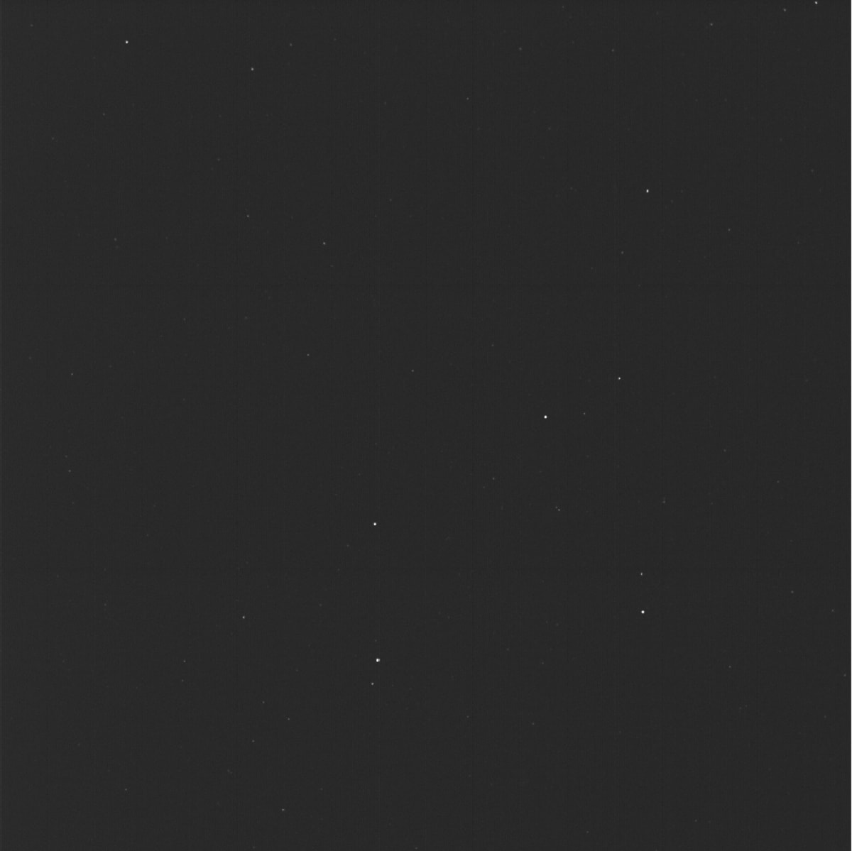 La nave espacial Europa Clipper de la NASA en el espacio, utilizando sus rastreadores estelares para capturar imágenes y verificar su orientación durante el viaje hacia Júpiter.