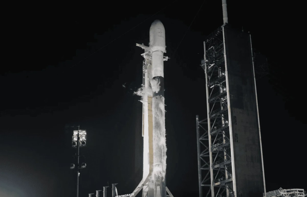 Lanzamiento del cohete Falcon 9 con la misión Maxar 3 desde el Centro Espacial Kennedy.