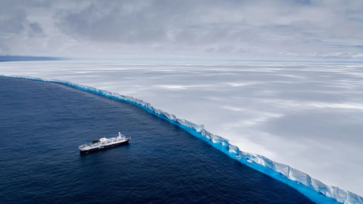 Un dron inmortaliza el lento avance del A23a en el Océano Austral.