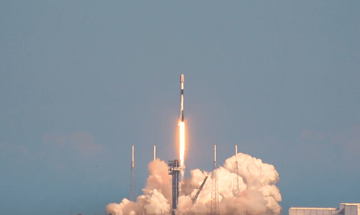 Cohete Falcon 9 despegando desde la plataforma de lanzamiento de Cabo Cañaveral.