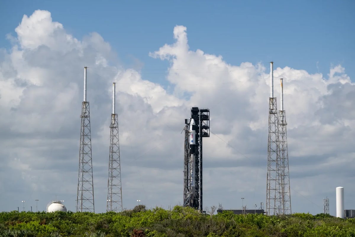 Astronautas de la misión Crew-10 entrenando en una maqueta de la nave Crew Dragon en SpaceX.