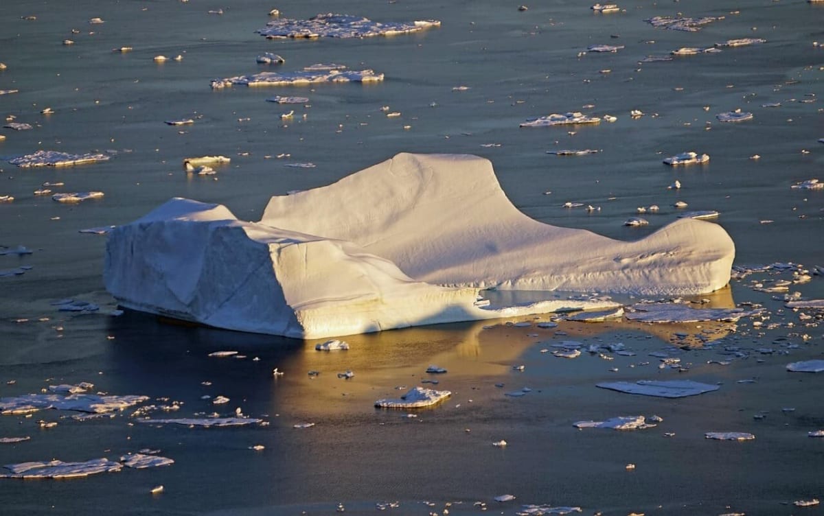 Vista aérea de la capa de hielo de Groenlandia y su deshielo en áreas críticas.