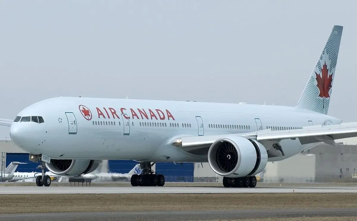 Avión de Air Canada aterrizando en el Aeropuerto Internacional de Montreal-Trudeau.