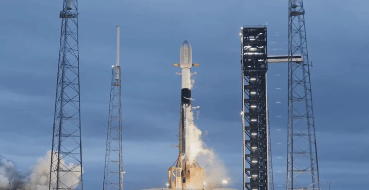 Lanzamiento nocturno del cohete Falcon 9 de SpaceX desde Florida, iluminando la plataforma de despegue.