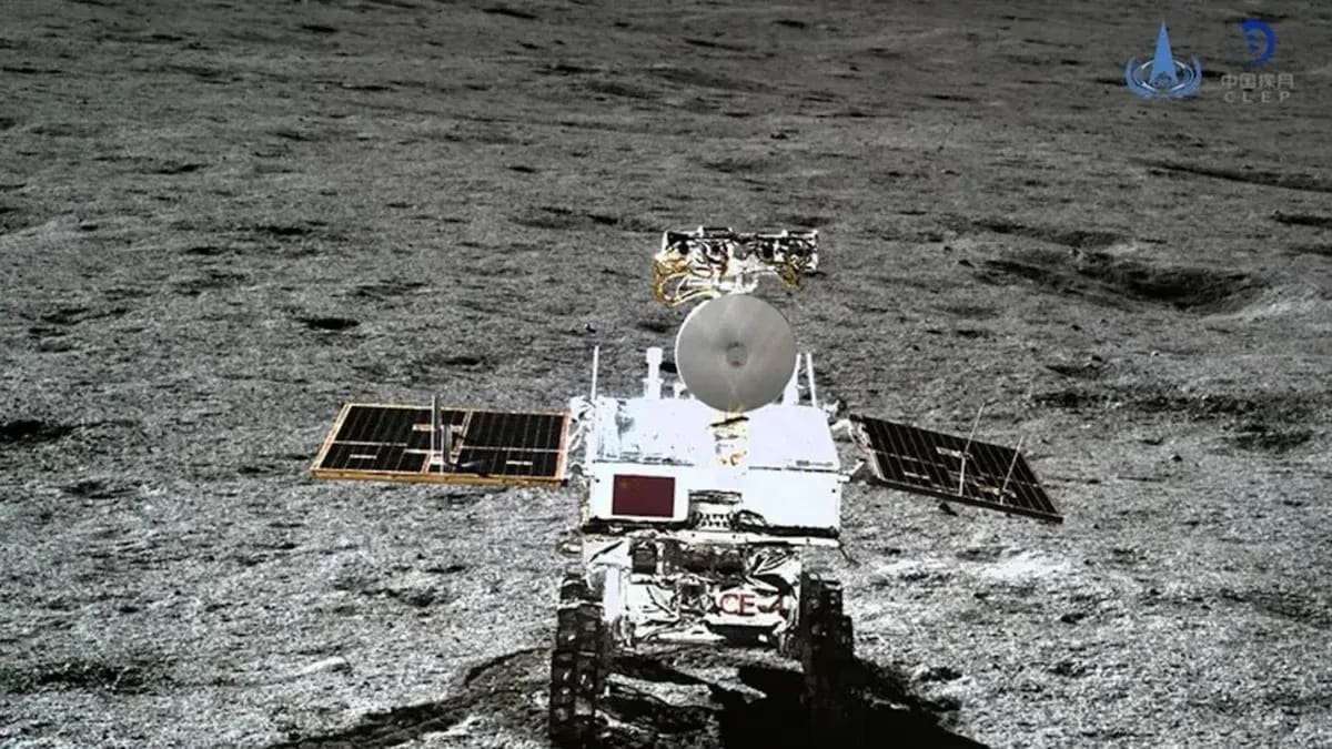 Rover lunar chino en la superficie de la Luna, equipado con paneles solares y antena de comunicaciones, parte del programa de exploración lunar Chang'e.
