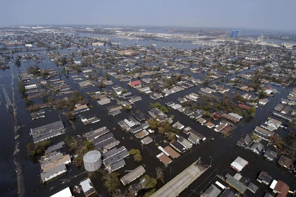Inundación extrema cubre una zona urbana con viviendas sumergidas y calles anegadas tras lluvias torrenciales.