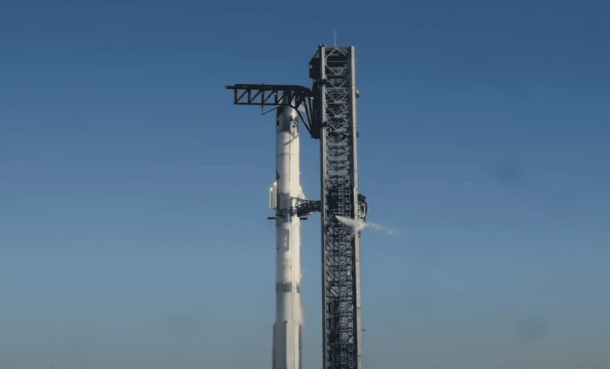Starship de SpaceX en la plataforma de lanzamiento antes de una prueba de vuelo.