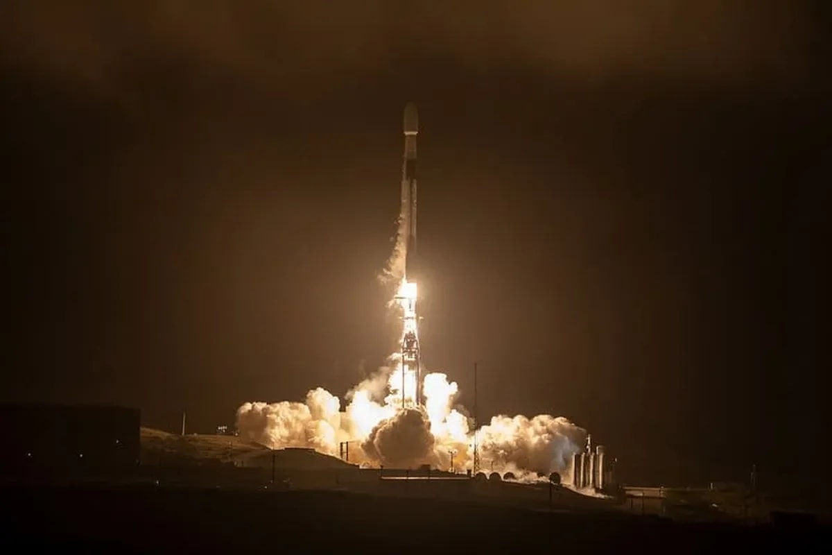 SpaceX lanza la misión IM-2 de Intuitive Machines desde el Centro Espacial Kennedy.