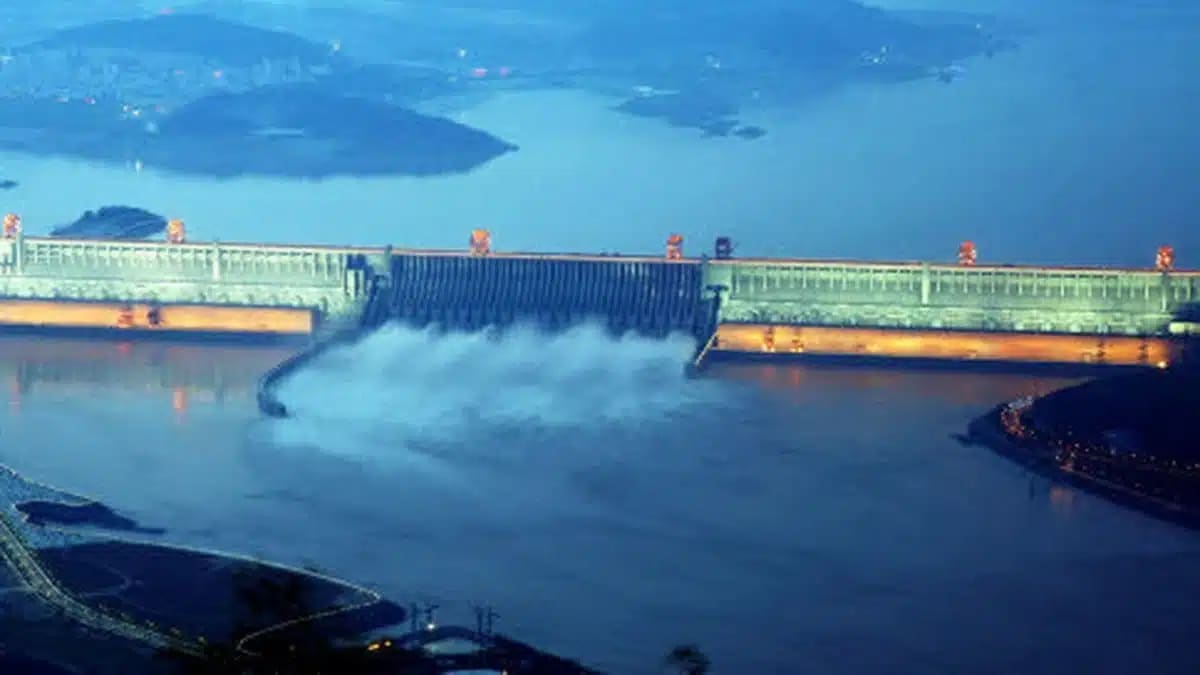 Vista nocturna de la presa de las Tres Gargantas en el río Yangtze, China.