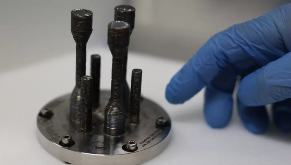 Imagen de la primera pieza metálica impresa en 3D en el espacio, lista para su evaluación en la Tierra.