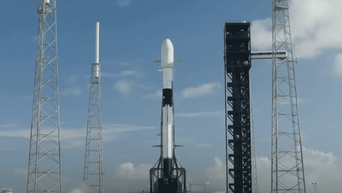 Cohete Falcon 9 en la plataforma de lanzamiento antes de la misión Starlink listo para su despegue.