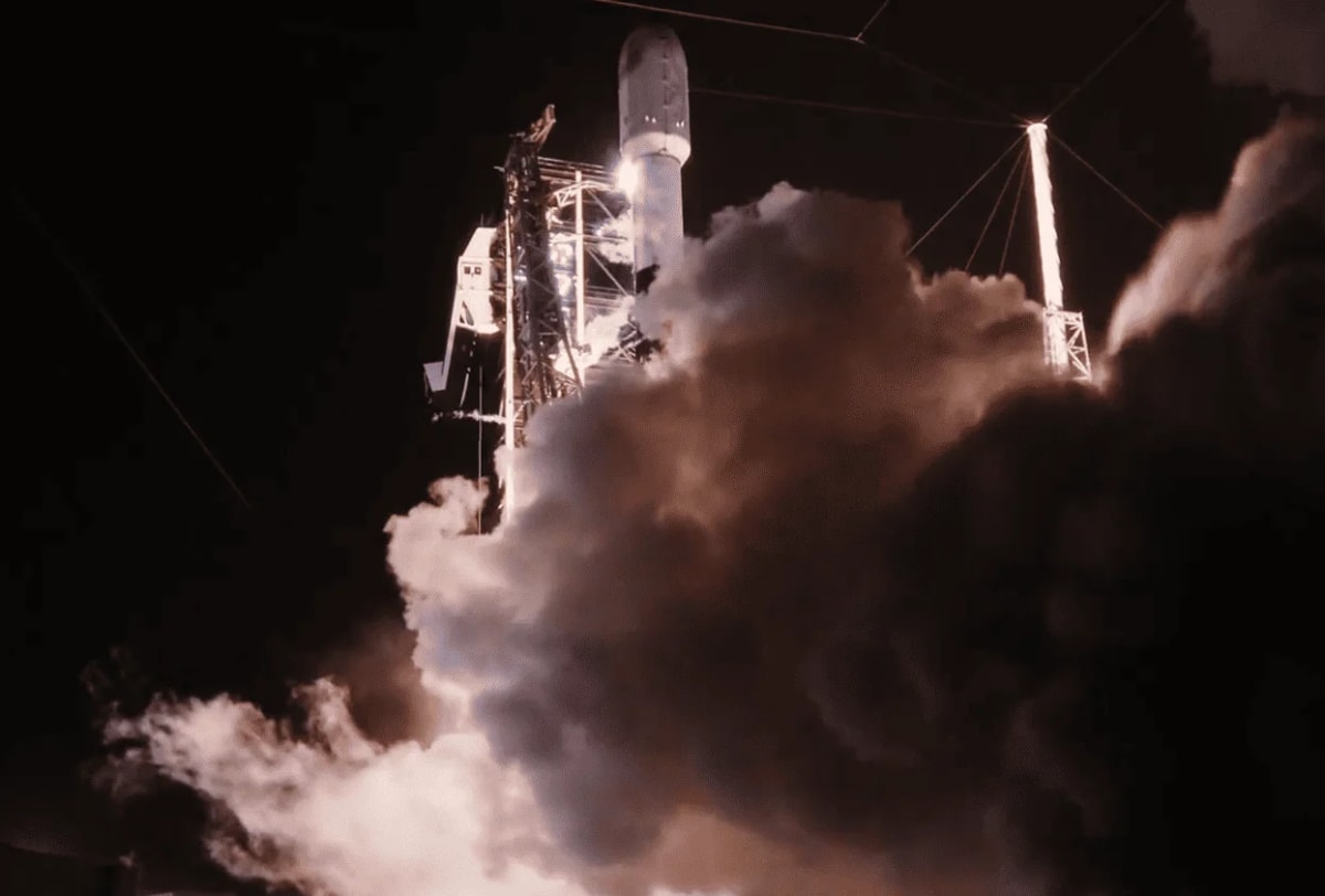 Cohete Falcon 9 despegando con 21 satélites Starlink a bordo.