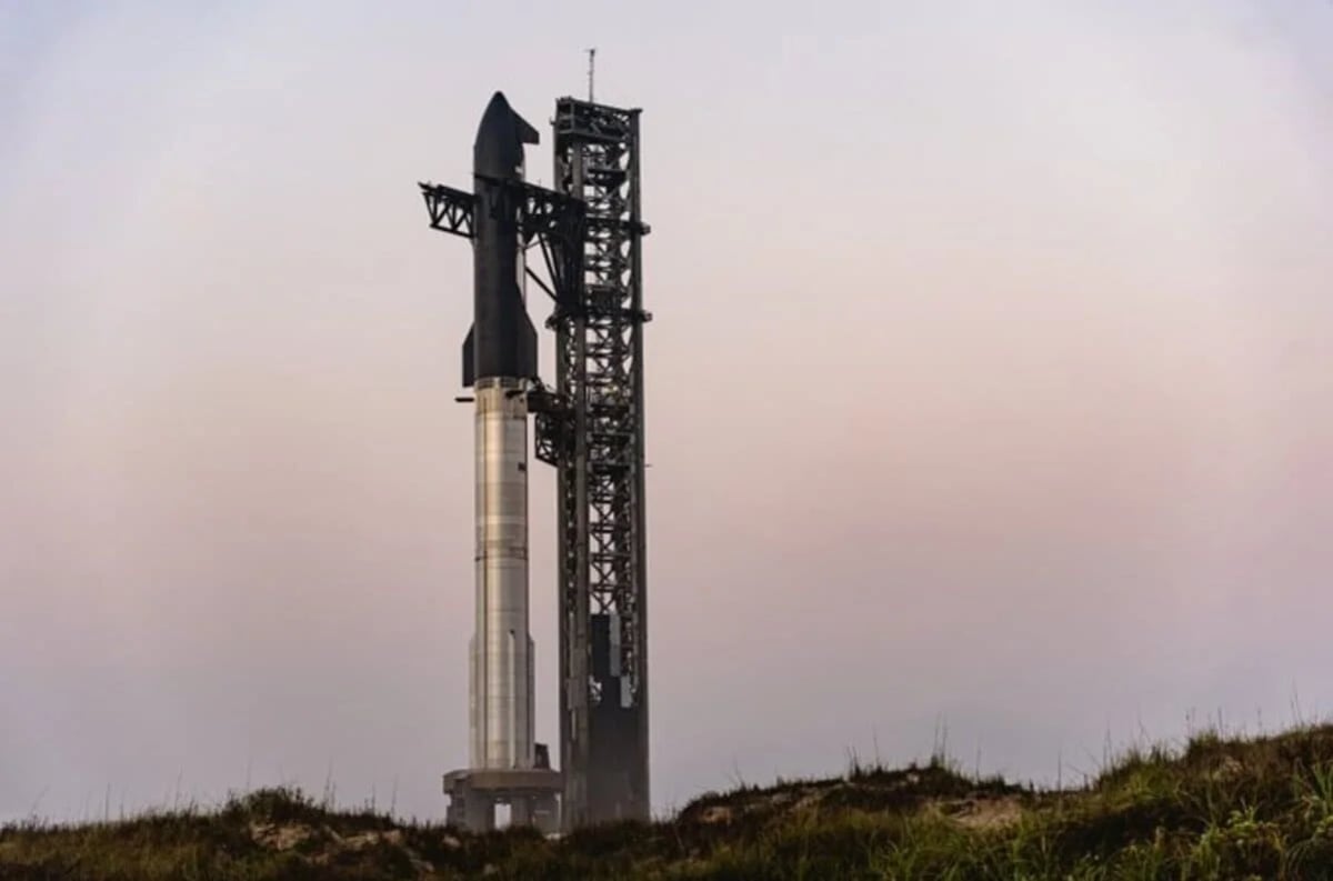 Cohete Starship de SpaceX en la plataforma de lanzamiento en Starbase, Texas, antes de su octava prueba de vuelo.