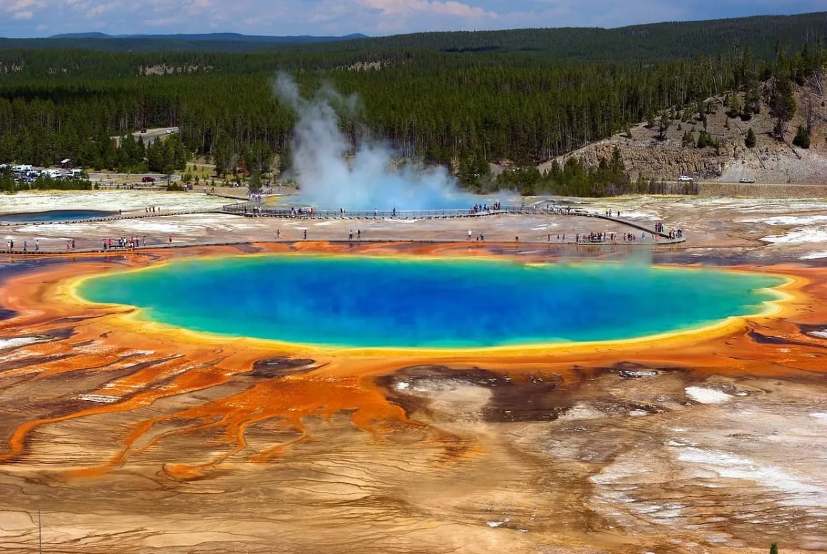 Vista aérea de la Grand Prismatic Spring en el Parque Nacional Yellowstone, destacando sus colores intensos y aguas termales