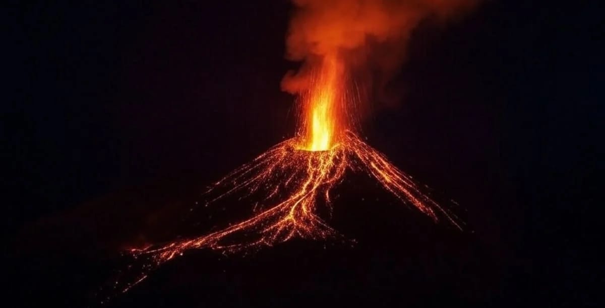 Erupción del Volcán de Fuego en Guatemala, expulsando lava y ceniza durante la noche.