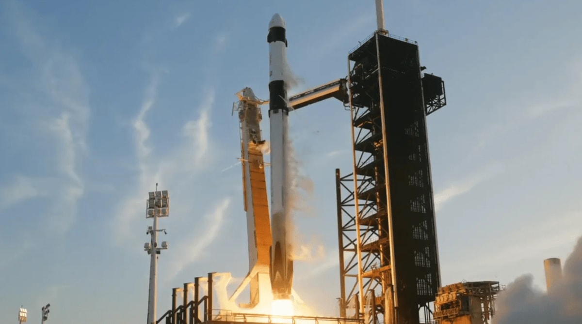 El cohete Falcon 9 de SpaceX despega desde el Centro Espacial Kennedy en la misión Crew-10 hacia la Estación Espacial Internacional.