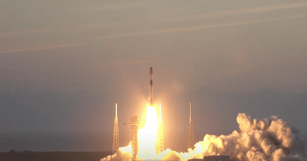 Despegue del Falcon 9 desde el Complejo de Lanzamiento Espacial 40 con 23 satélites Starlink.