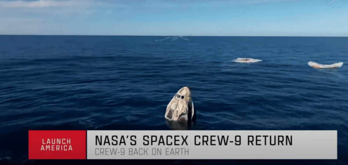 Cápsula SpaceX Dragon flotando en el océano Atlántico tras su amerizaje exitoso, con paracaídas desplegados en el agua.