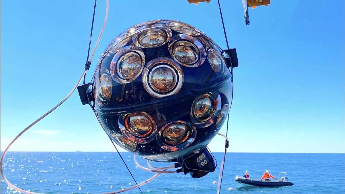 Módulo de detección del telescopio submarino KM3NeT siendo desplegado en el mar Mediterráneo para la detección de neutrinos.