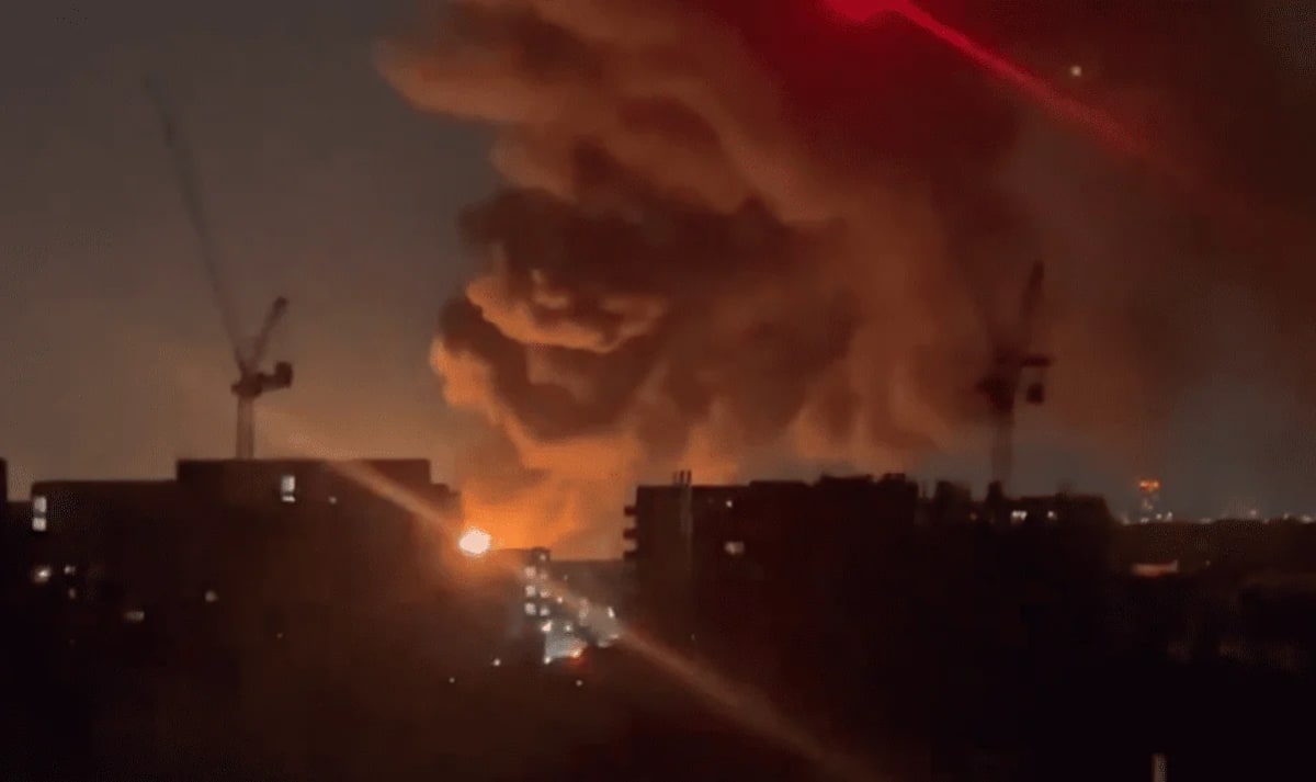 Incendio en una subestación eléctrica cerca del aeropuerto de Heathrow en Londres, causando un apagón y la cancelación de vuelos.