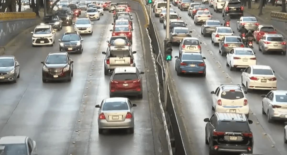 Tráfico en la Ciudad de México durante la aplicación del programa Hoy No Circula, con vehículos en circulación en una avenida principal.
